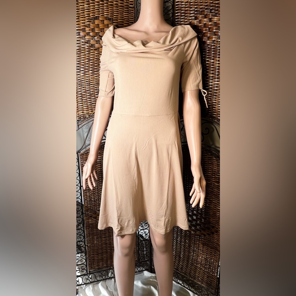 Hayden of Los‎ Angeles Knee Length tan Off the shoulder collar NWT Form Fit L